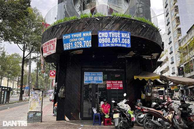 Sau nhiều tháng không hoạt động, nhiều quán bar, vũ trường ở Phố Tây Bùi Viện (TPHCM) dán bảng cho thuê mặt bằng.