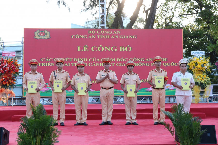 Đồng chí Thượng tá Nguyễn Văn Trường, Trưởng Phòng Cảnh sát giao thông trao các quyết định điều động công tác