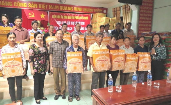Phu Nhân Chủ tịch nước bà Nguyễn Thị Hiền tặng quà cho bà con tại xã Cảnh Dương và Cảnh Hoá huyện Quảng Trạch tỉnh Quảng Bình - ảnh P.Thanh.