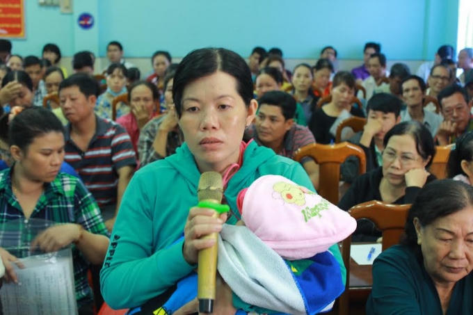 Người dân tiểu thương chợ Long Xuyên phản ánh bức xúc với lãnh đạo tỉnh An Giang.