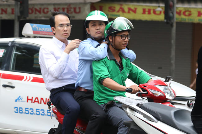 Thời gian gần đây, lượng tài xế GrabBike có xu hướng tăng lên đáng kể. Cùng với đó, số trường hợp vi phạm giao thông của các tài xế cũng ngày càng nhiều hơn.