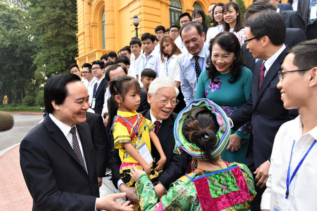 Tổng bí thư, Chủ tịch nước bế học sinh khuyết tật.