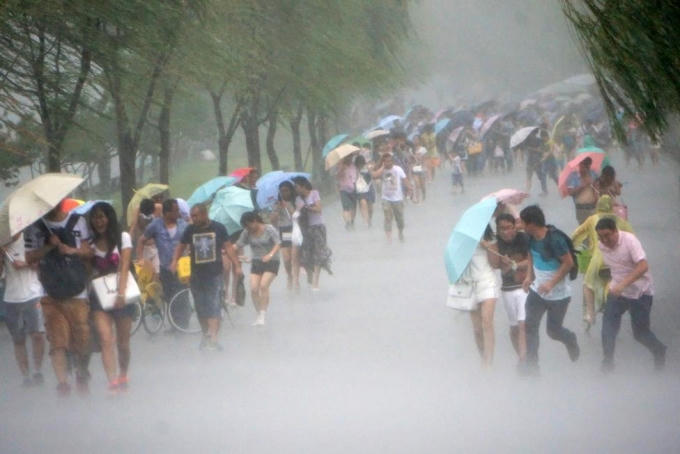 Người dân Triết Giang đi tránh bão năm 2015. (Ảnh: Reuters)