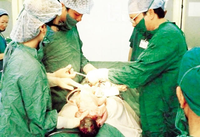 Hàng trăm em bé được sinh ra đời nhờ phương pháp thụ tinh ống nghiệm.