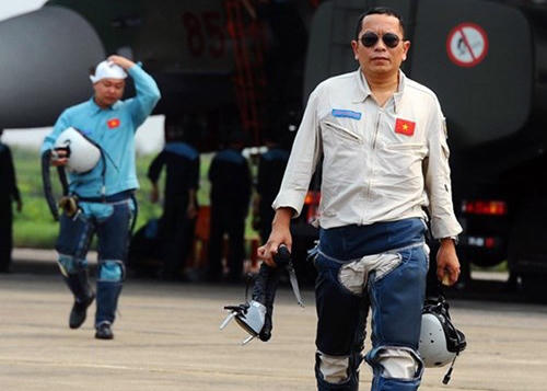 Hình ảnh phi công Trần Quang Khải trong một lần bay huấn luyện.