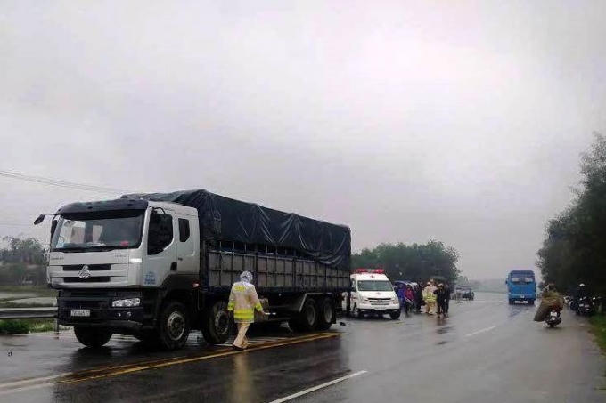 Hiện trường vụ tai nạn khiến người đi xe máy tử vong tại chỗ.