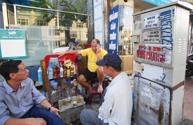 Phố cổ Hà Nội tấc đất tấc vàng, bốt điện được tận dụng làm nơi nghỉ chân của khách uống trà đá.