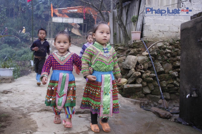 Các em nhỏ váy áo xúng xính lên lớp đúng giờ.