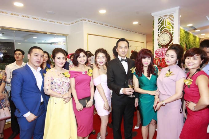 Đông đảo doanh nhân, bạn bè tới dự lễ khai trương.