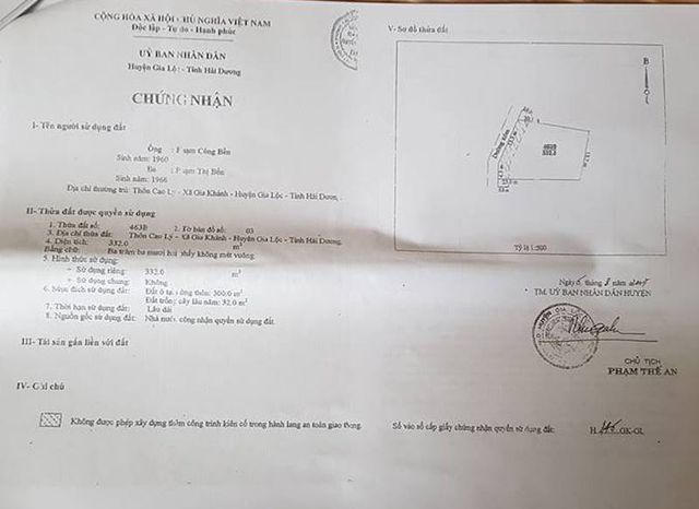 Cuốn sổ đỏ trên đất ao bà Ba Tạ được cấp cho ông Phạm Công Bền và bà Phạm Thị Bốn được UBND huyện Gia Lộc cấp năm 2007.