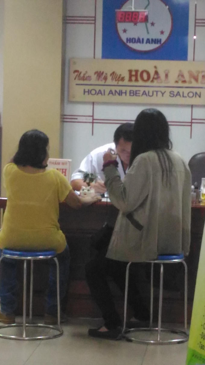 Chuyên viên nam (ngồi bàn) ra giá 600 nghìn đồng, sau đó hạ xuống còn 500 nghìn đồng.