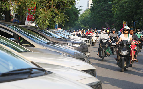 Hà Nội đã cấp phép cho việc trông giữ ôtô dưới lòng đường tại một số tuyến phố trung tâm. (Ảnh: Ngọc Thành)