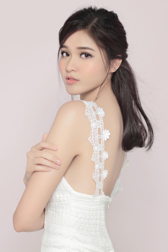 Lâu nay, nhiều người nhận xét gương mặt của cô thay đổi khá rõ tùy theo phong cách trang điểm khác nhau. Tuy nhiên, phong cách trong trẻo, nhẹ nhàng giúp Thùy Dung "ăn điểm" nhiều nhất.