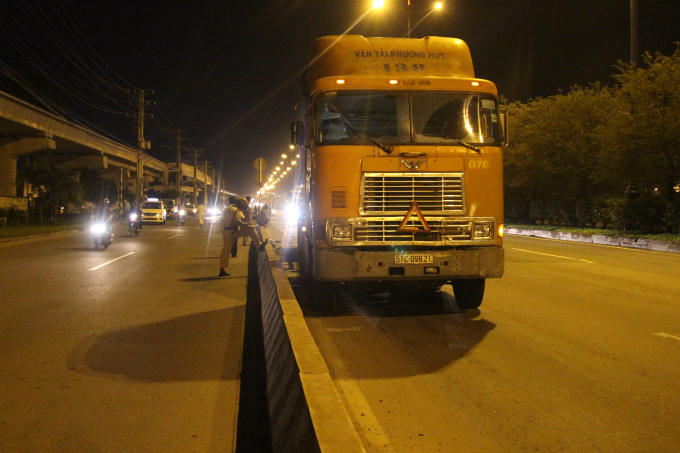 Chiếc xe container dừng c&aacute;ch đ&oacute; khoảng 50m.