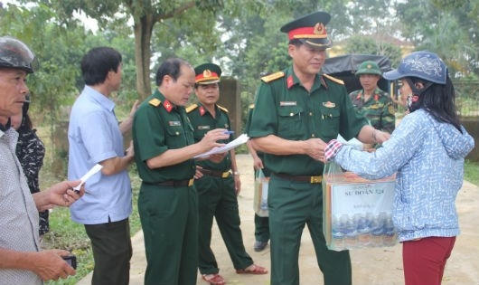 Đại tá Trịnh Văn Hùng - Bí thư Đảng uỷ, Chính uỷ Sư đoàn tặng quà gia đình chính sách, neo đơn, gia đình khó khăn tại xã Hương Đô - Hương Khê.