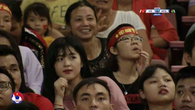 Cô gái xinh đẹp may mắn lọt ống kính truyền hình trận Việt Nam - Afghanistan