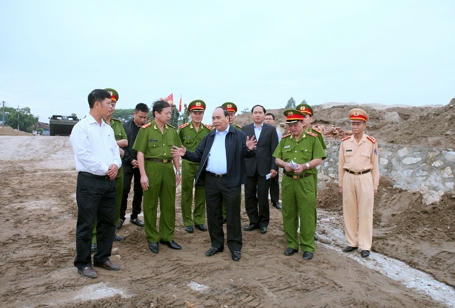 Ngày 12/10/2015, Phó Thủ tướng Nguyễn Xuân Phúc trực tiếp chứng kiến tình trạng khai thác cát trái phép tại khu vực ven đê sông Hồng thuộc xã Hồng Vân, huyện Thường Tín, Hà Nội. Tại đây, Phó Thủ tướng chỉ đạo Bộ Công An, lãnh đạo địa phương phải nhanh chóng chấm dứt tình trạng khai thác cát trái phép trên sông (Ảnh Chinhphu.vn).