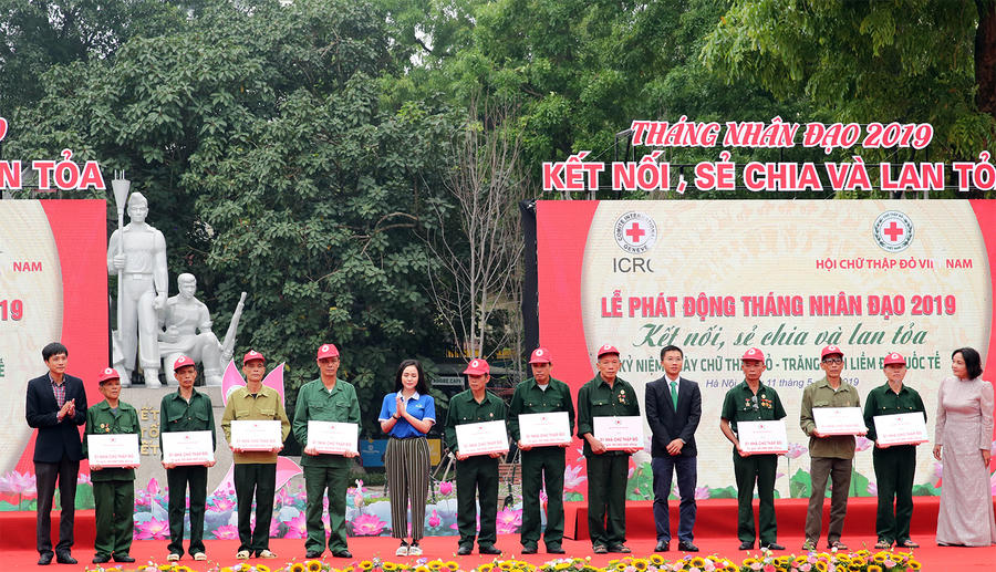 Các tổ chức, DN tặng nhà chữ thập đỏ cho các cựu chiến binh có hoàn cảnh khó khăn. Ảnh: VGP/Đình Nam