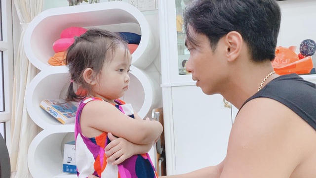 Bất ngờ về cách Phan Hiển nghiêm khắc dạy con gái 2 tuổi.