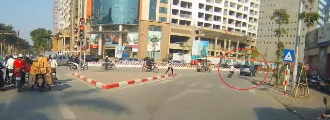 Chiếc xe máy đuổi theo sát nút ô tô gây tai nạn đang rẽ vào đường Nguyễn Hoàng.