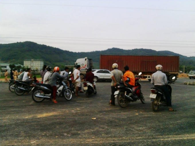 Hiện trường tài xế xe container bị điện giật chết.