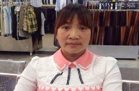 Chị Hà bán quần áo trong siêu thị được vợ chồng anh Vũ đăng lên Facebook.