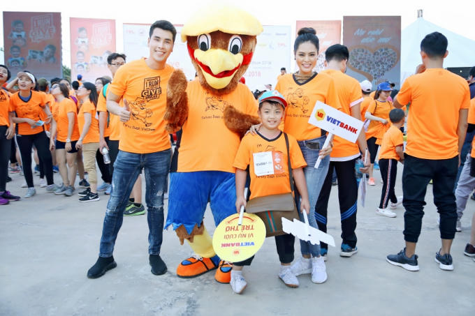 Đại sứ nhân ái của Turkey Dash 6 – Nụ cười Việt gồm có ca sĩ Hồng Nhung, Diễn viên – Nhà sản xuất Hứa Vĩ Văn, John Huy, MC Quốc Bình, DJ Wang Trần &amp; Đạo diễn Thanh Nhân, Ca sĩ Đức Tuấn, Nam vương Thế giới 2018 Cao Xuân Tài.