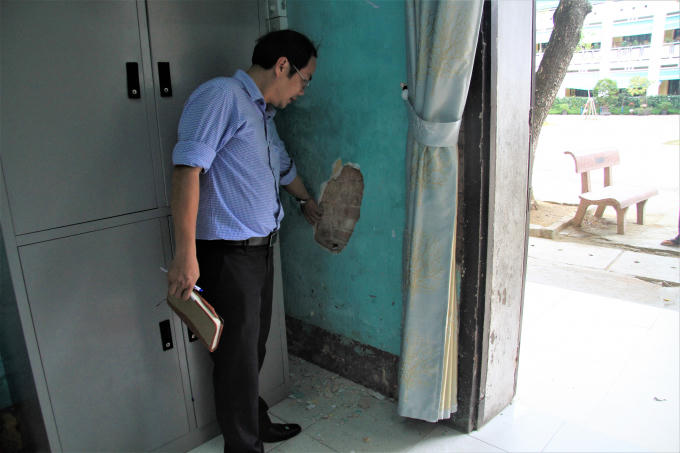 Lớp xi măng bên trong phòng học có thể dùng tay bóc ra.