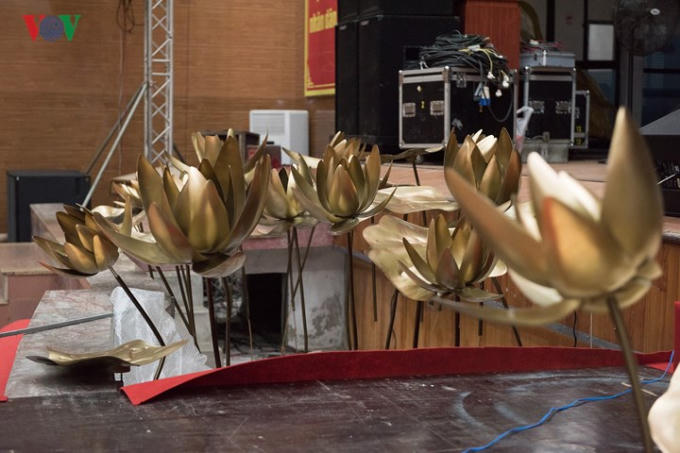 Hoa sen bố trí xung quanh sân khấu sẽ là hình ảnh trọng tâm của đêm khai mạc.