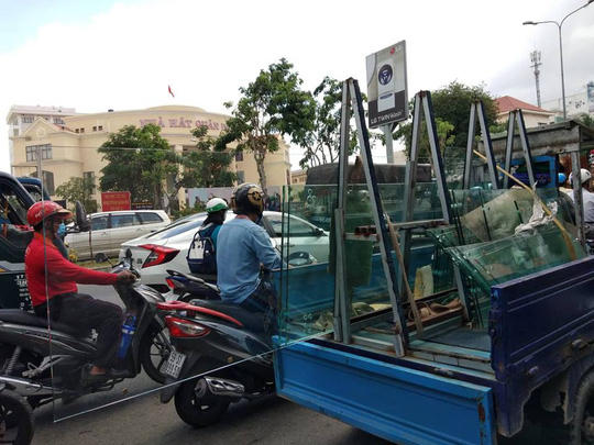 Những chiếc "máy chém" vô tư lưu thông trên đường.