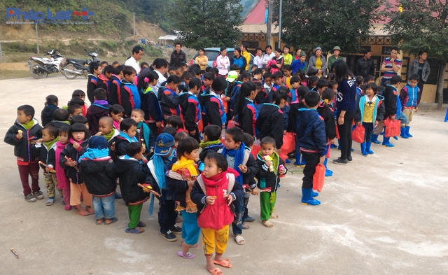 Những chiếc áo ấm, ủng, khăn ấm đã đến với 77 học sinh tiểu học Yên Khương 1 và gần 30 trẻ Mầm non bản Xắng, bản Hằng.