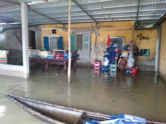 Cuộc sống người dân bị đảo lộn do lũ.