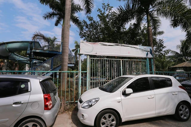 Tấm biển rách nát còn vết in thời gian bán vé vào cửa khu vui chơi từ năm 2013.