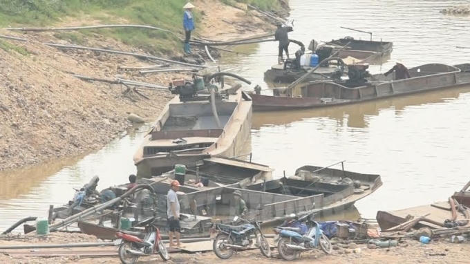 Tàu không có đăng ký, đăng kiểm phục vụ hoạt động khai thác cát tại xã Yên Định, Sơn Động, Bắc Giang.