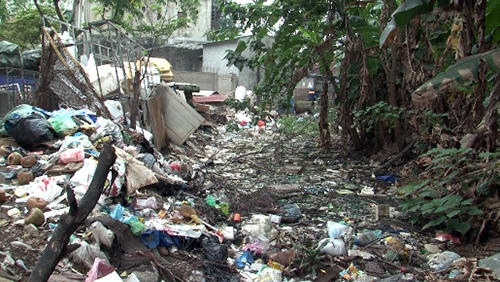 Rác ngập ngụa khiến con mương này không thể thoát nổi nước.
