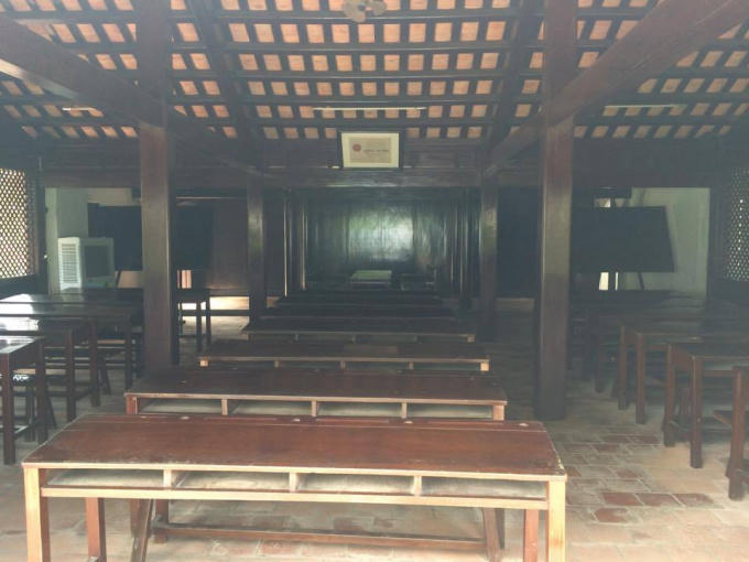 Trong phòng học còn có 2 cái bảng đen phía 2 bên lớp học và bộ bàn ghế của giáo viên, nơi Bác ngồi giảng bài. Khi đó có khoảng 60 học sinh các lớp tư, ba, nhì, nhất, với 7 thầy giáo giảng dạy. Nguyễn Tất Thành là thầy giáo giỏi và trẻ nhất, chủ yếu dạy chữ Quốc ngữ và Hán văn.