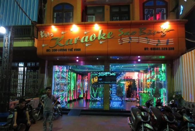 Vụ việc xảy ra gần khu vực quán karaoke Sao Băng khiến cho 1 người thiệt mạng và 2 người khác bị thương (ảnh: Người đưa tin).