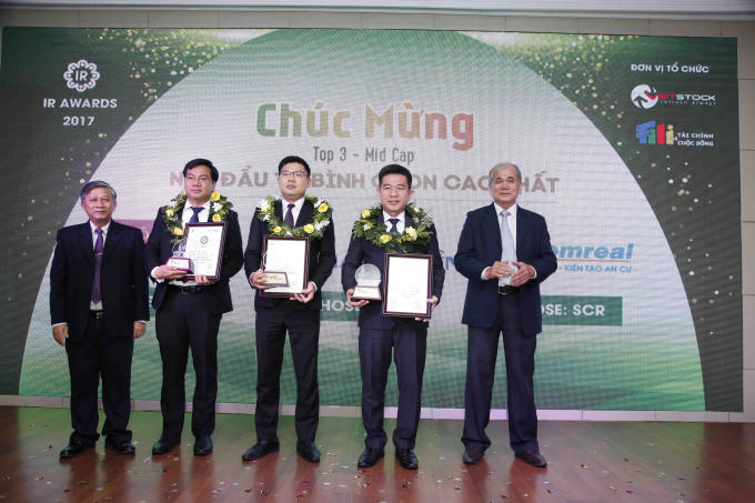Ông Trương Minh Duy – Phó Tổng Giám đốc công ty Khang Điền nhận giải thưởng DNNY có hoạt động IR tốt nhất 2017 (đứng thứ 2 từ phải sang)