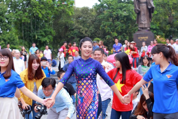 Dàn Hoa hậu, Á hậu cùng nhảy flashmob gây ‘náo loạn’ Hồ Gươm sáng sớm