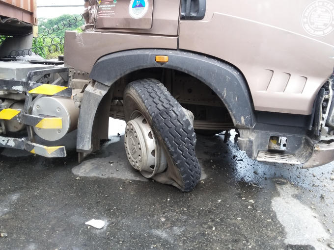 Khi vừa qua khỏi cầu vượt Quang Trung (phường Đông Hưng Thuận, quận 12) khoảng 20m thì bất ngờ bị nổ lốp bên phụ.