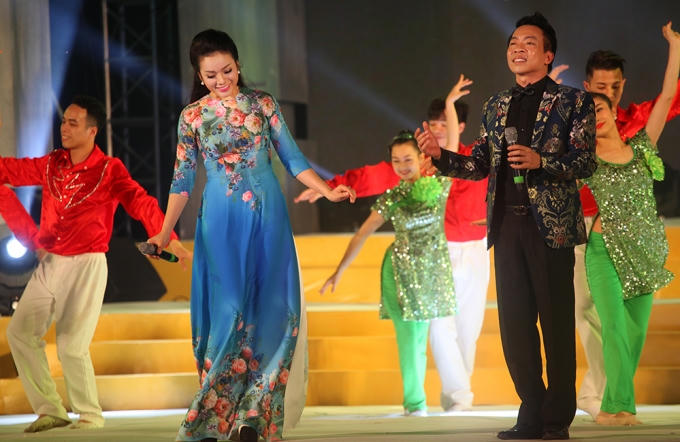 Cùng với Ca sỹ Việt Hoàn.