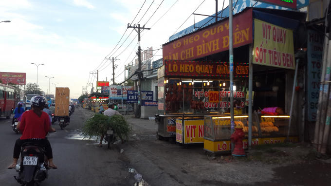 Vỉa hè dọc QL1A đi qua địa phận xã Tân Kiên, TT. Tân Túc thuộc địa bàn huyện Bình Chánh luôn xuất hiện tình trạng bày bán ngày trên đường