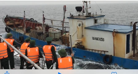 Lực lượng Bộ đội Bi&ecirc;n ph&ograve;ng tiếp cận t&agrave;u Trung Quốc vi phạm ( ảnh cắt từ video).