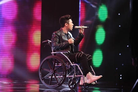 Dù bị gãy chân và phải ngồi trên xe lăng, nhưng Yan Bi và hai thành viên trong nhóm là T-akayz và Bueno vẫn thể hiện cực sôi động phần thể hiện của mình.