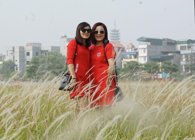 Tranh thủ tạo dáng chụp ảnh lưu niệm bên nhau .