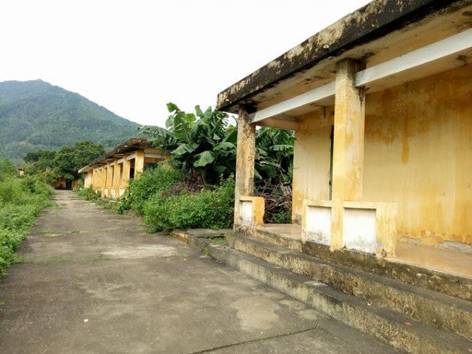 Trại phong vắng vẻ, hoang sơ.