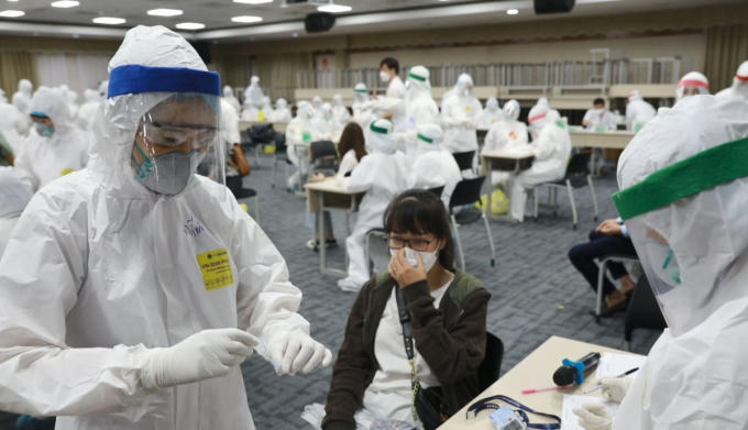 Lấy mẫu xét nghiệm test nhanh cho các trường hợp F1, F2 và công nhân. Ảnh: Báo Bắc Ninh