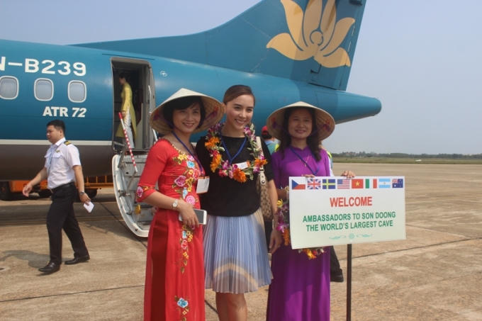Á hậu Việt nam Dương Trương Thiên Lý rạng ngời chụp hình cùng các fan. Ảnh: Văn Ba.