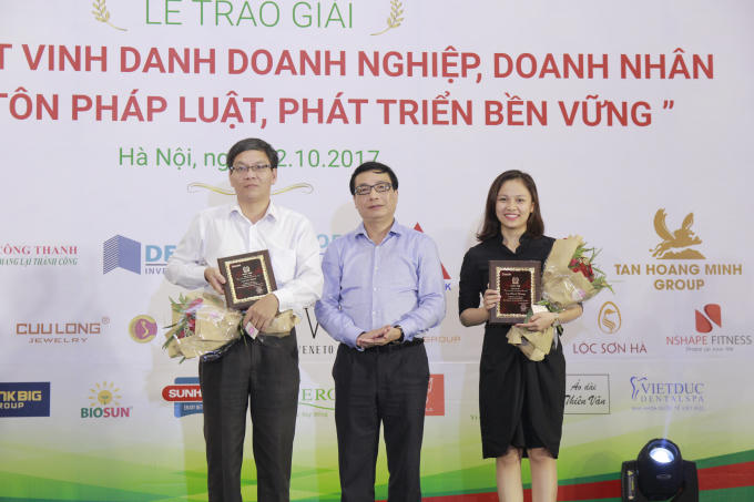 Ông Nguyễn Văn Hùng, Hàm Vụ trưởng Vụ Báo chí xuất bản, Ban Tuyên giáo Trung ương, trao 2 giải Nhì, mỗi giải trị giá 15 triệu đồng tiền mặt và nhiều tặng phẩm giá trị cho Tác phẩm “Lê Khả Liễm – “Người lo cho cả vạn người” (tác giả Văn Chiến, Ban Tuyên giáo Đảng ủy khối Doanh nghiệp tỉnh Kon Tum); tác phẩm “FLC, khi thời gian là câu trả lời thuyết phục (tác giả Thanh Phương, cộng tác viên Báo Pháp luật Việt Nam).