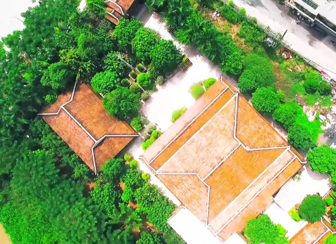 Căn biệt phủ nổi bật khi nhìn từ trên cao và bên trong "biệt phủ" được thiết kế như cung đình.